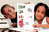Crianças mostram números recortados de revistas. Foto: Fernando Vivas