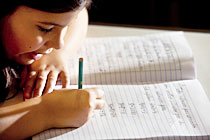 Criança estuda Matemática com anotações em caderno