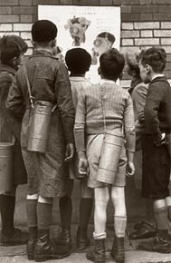 Crianças na Paris ocupada, em 1940, lêem instruções sobre o uso de máscaras de gás: tempo de perseguições ideológicas. Foto: HULTON ARCHIVE/Getty Images