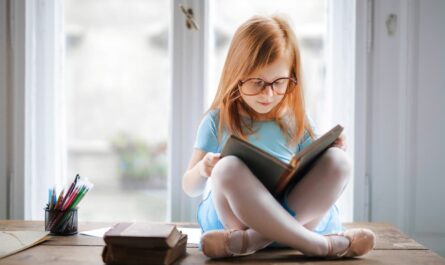 Criança fazendo a leitura de um livro
