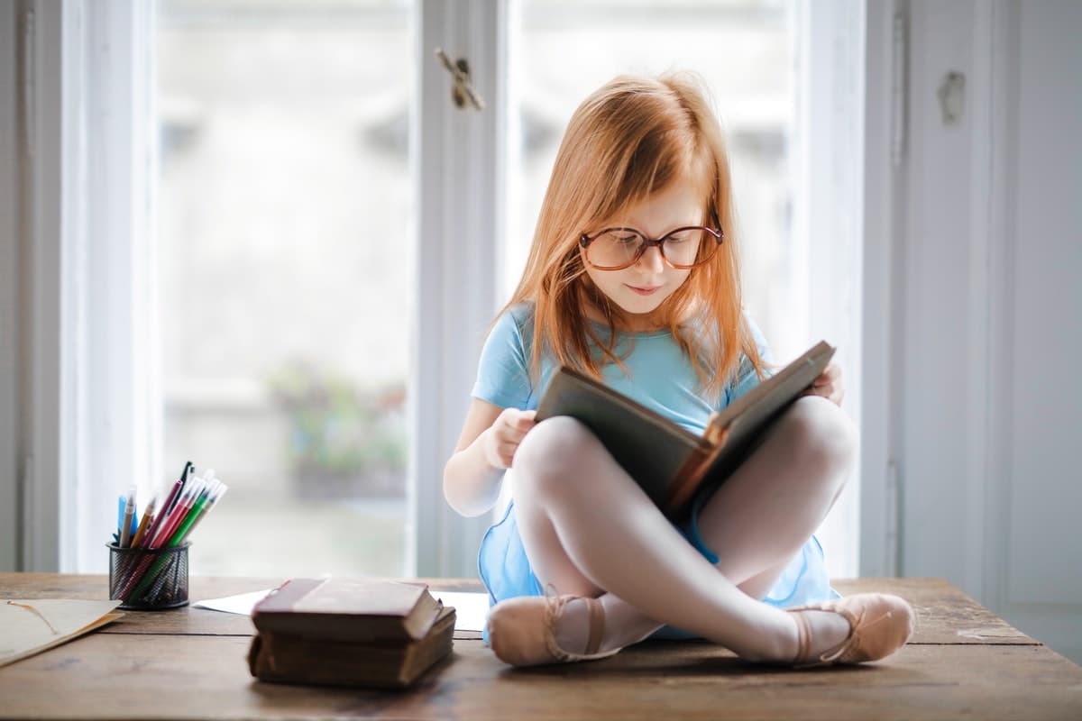Criança fazendo a leitura de um livro