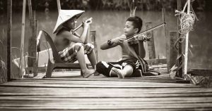 Crianças tocando instrumento musical