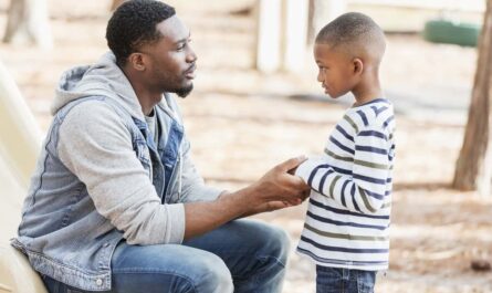 Um pai se utilizando da disciplina positiva para incentivar seu filho